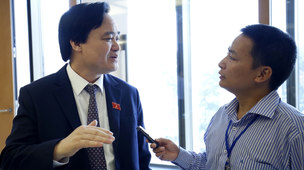 Bộ trưởng Bộ Giáo dục và đào tạo Phùng Xuân Nhạ trao đổi với báo chí bên hành lang Quốc hội.