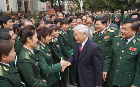 Tổng bí thư trò chuyện với bộ đội biên phòng.