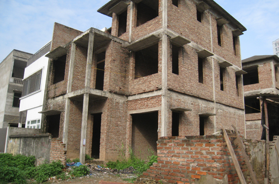 Số lượng nhà thấp tầng, biệt thự bỏ hoang gây lãng phí đang chiếm khá nhiều tại các khui đô thị.