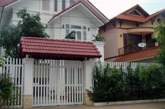 Phần lớn những căn biệt thự sang trọng dọc ven biển Mỹ Khê (Đà Nẵng) thuộc về các nhà đầu tư Hà Nội - Ảnh: Từ Nguyên..