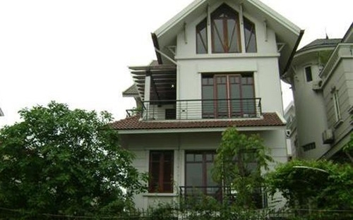 Cushman &amp; Wakefield dự đoán rằng cạnh tranh về giá thuê và dịch vụ 
giữa căn hộ dịch vụ và căn hộ mua để cho thuê lại sẽ còn tiếp tục và 
điều đó sẽ tạo áp lực làm giảm giá thuê.