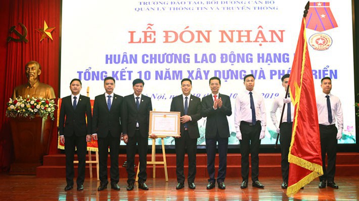 Thừa ủy quyền của Chủ tịch nước, Bộ trưởng Bộ Thông tin và Truyền thông Nguyễn Mạnh Hùng đã trao Huân chương Lao động hạng Ba cho trường Đào tạo, Bồi dưỡng cán bộ Quản lý Thông tin và Truyền thông.