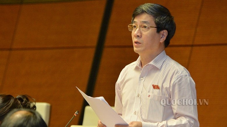 Phó trưởng Đoàn chuyên trách Đoàn đại biểu Quốc hội thành phố Hải Phòng, ông Bùi Thanh Tùng tranh luận về một nội dung được đại biểu Dương Trung Quốc đề cập trước đó.