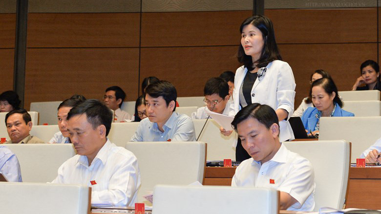 Đại biểu Bùi Thị Quỳnh Thơ phát biểu tại hội trường. 
