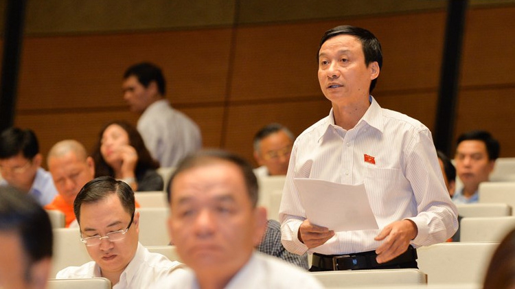 Đại biểu Bùi Văn Xuyền phát biểu tại hội trường.