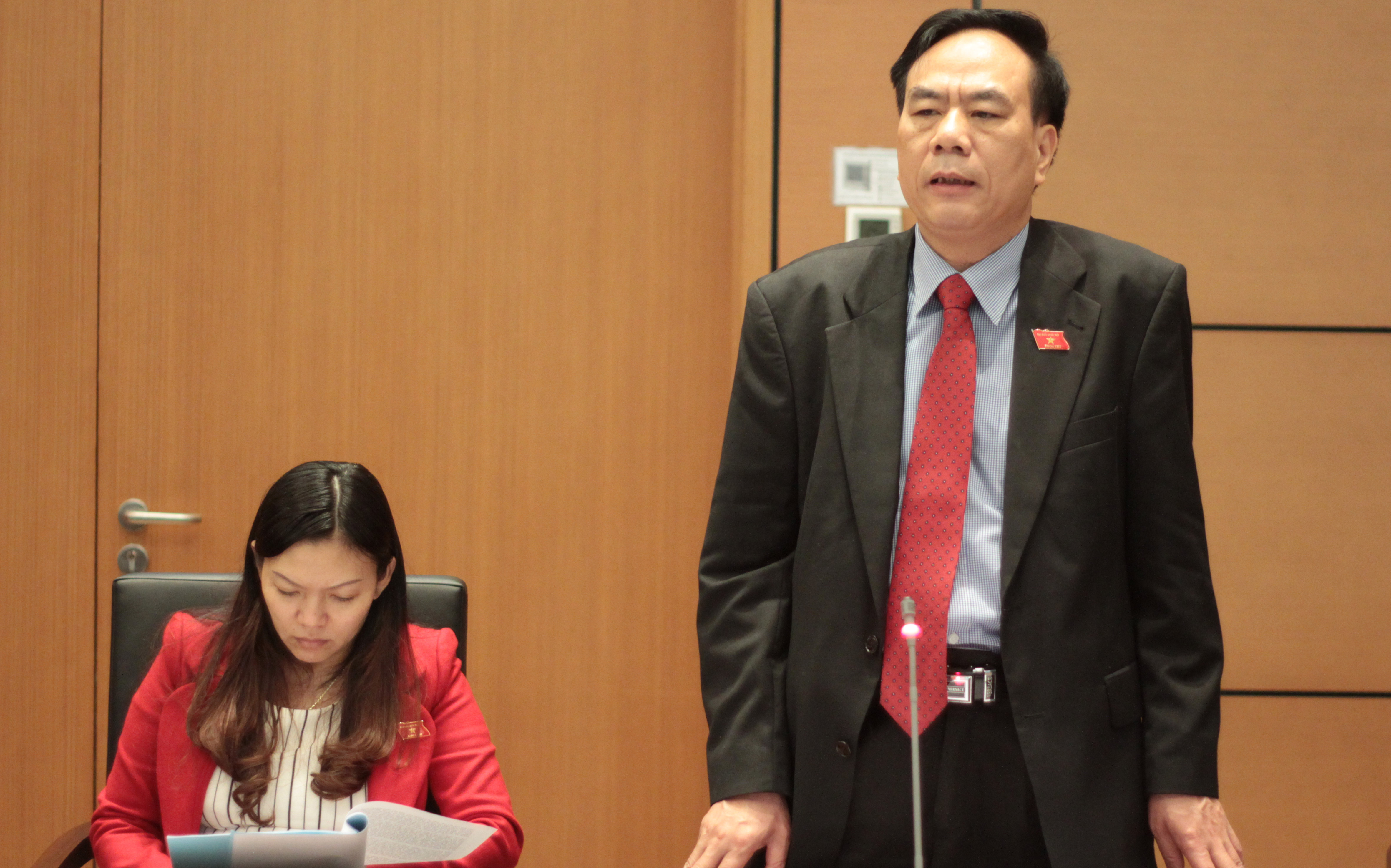 Đại biểu Bùi Đức Thụ phát biểu tại phiên thảo luận tổ, sáng 24/3.
