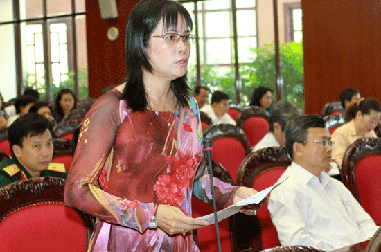 Các đại biểu nữ hăng hái thảo luận về dự án Luật An toàn vệ sinh thực phẩm - Ảnh:TTXVN.