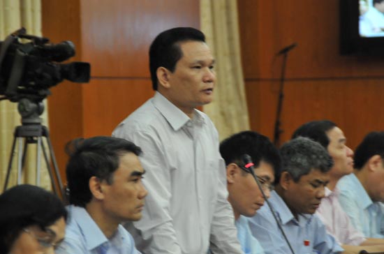 Đại biểu Bùi Sỹ Lợi chất vấn về quản lý lao động nước ngoài tại Việt Nam - Ảnh: M.Đ