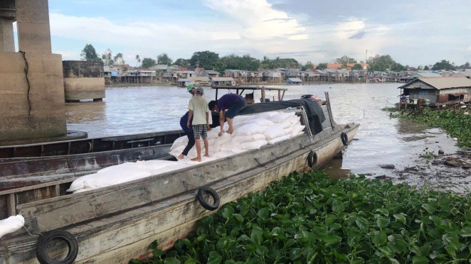 Các đối tượng dùng ghe vận chuyển trái phép hàng hóa qua biên giới.