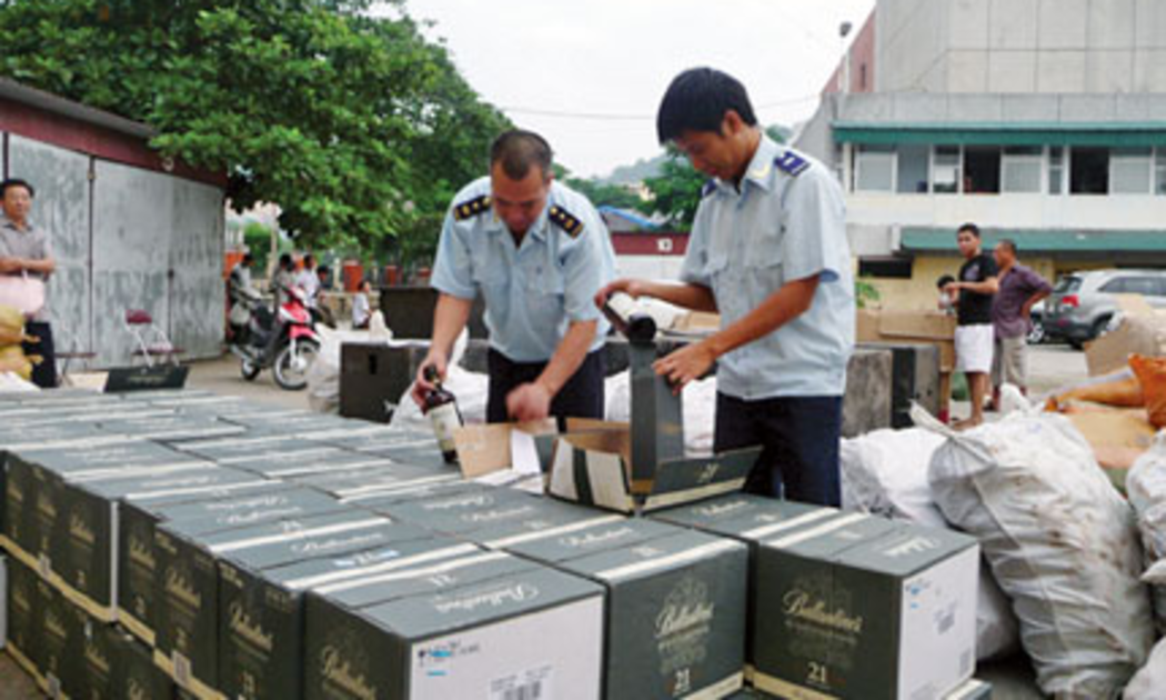 Tổng cục Hải quan vừa ban hành kế hoạch mở đợt cao điểm chống buôn lâu, gian lận thương mại và hàng giả dịp Tết Nguyên đán Bính Thân 2016.
