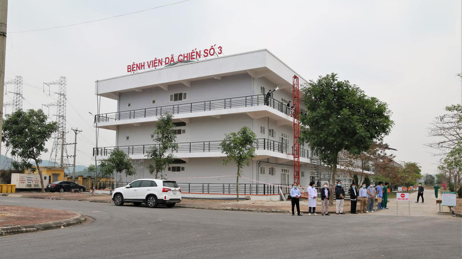 Bệnh viện Dã chiến số 3 nằm trong khuôn viên trường Đại học Sao Đỏ cơ sở 2, Tp. Chí Linh, Hải Dương. Ảnh - Anh Văn. 