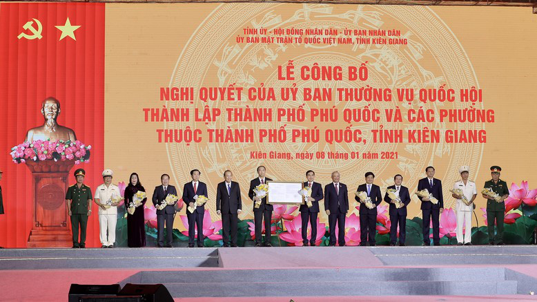 Phó Thủ tướng Thường trực Trương Hòa Bình đã trao Nghị quyết thành lập thành phố Phú Quốc cho lãnh đạo tỉnh Kiên Giang.