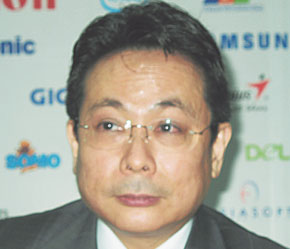 "Tại Việt Nam, Canon có 4 nhà phân phối chính và hơn 300 đại lý; doanh thu bán các sản phẩm của Canon đang đạt tới mức 100 triệu USD/năm."