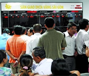 Giá vàng biến động khiến sàn giao dịch vàng trở nên sôi động.