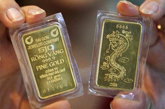 Đối với các nhà đầu tư vàng vật chất, giá vàng vẫn luôn là một “ẩn số” khó đoán định - Ảnh: Reuters.