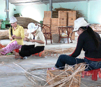 Nghề thủ công cũng góp phần tạo việc làm cho nông dân mất đất.