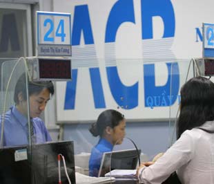 Tại một điểm giao dịch của ACB - Ảnh: Việt Tuấn.