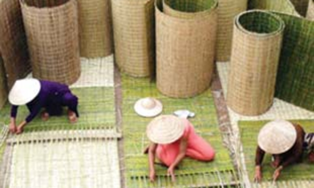 Do kinh tế thế giới khó khăn, thị trường của các làng nghề cũng bị thu hẹp lại.
