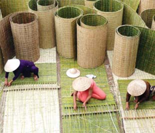 Do kinh tế thế giới khó khăn, thị trường của các làng nghề cũng bị thu hẹp lại.