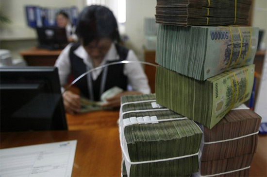 Với các ngân hàng thương mại, mức vốn pháp định áp dụng cho đến năm 2010 là 3.000 tỷ đồng; chi nhánh ngân hàng nước ngoài là 15 triệu USD; với ngân hàng chính sách, ngân hàng phát triển là 5.000 tỷ đồng; ngân hàng đầu tư, ngân hàng hợp tác và quỹ tín dụng nhân dân Trung ương là 3.000 tỷ đồng; với công ty tài chính là 500 tỷ đồng; công ty cho thuê tài chính là 150 tỷ đồng - Ảnh: Reuters.