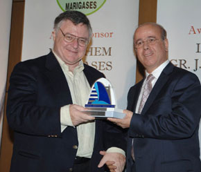 Do đặc thù công việc, làm broker phải luyện được khả năng ăn nói, đàm phán, quan hệ khách hàng rất tốt.