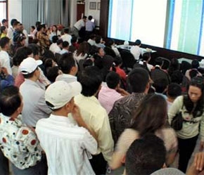 Thay vì đến sàn, nhà đầu tư có thể ủy thác cho công ty quản lý quĩ đầu tư.