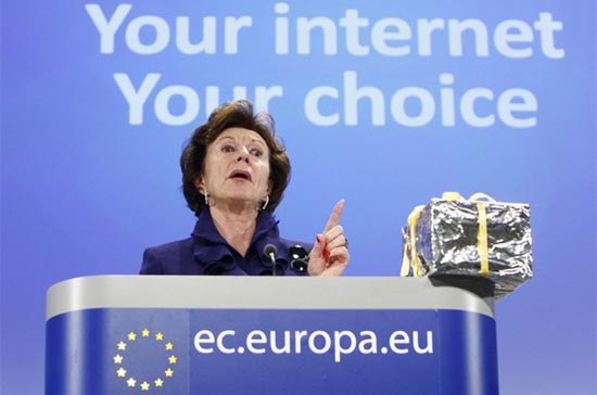 Cao Ủy EU Neelie Kroes phát biểu tại một buổi họp báo ở Brussels, Bỉ - Ảnh: Reuters.