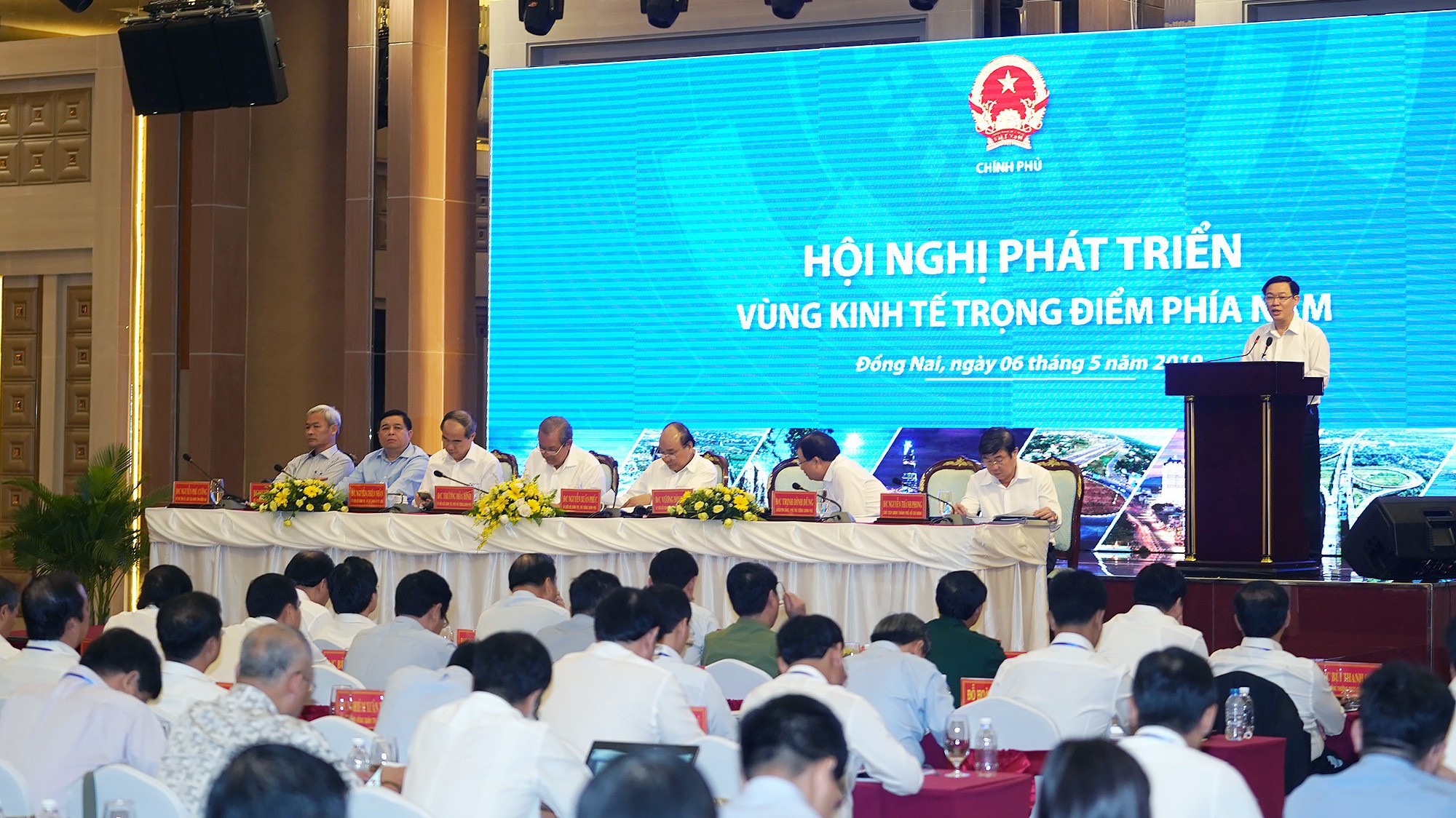 Phó thủ tướng Vương Đình Huệ cho rằng, đòi hỏi sự liên kết hành động chặt chẽ hơn giữa các địa phương chứ không phải là sự cố gắng của từng địa phương.