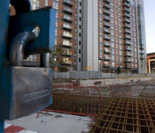 Nhiều dự án xây dựng ở Anh buộc phải ngưng lại vì thiếu vốn.