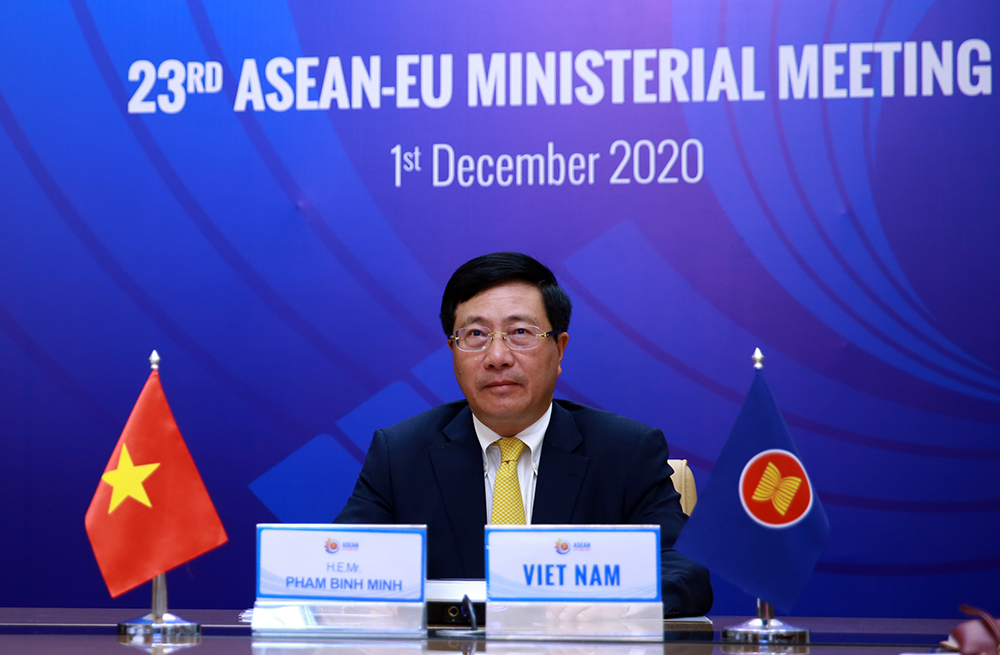 Phó Thủ tướng, Bộ trưởng Bộ Ngoại giao Phạm Bình Minh tham dự Hội nghị Bộ trưởng Ngoại giao ASEAN-EU lần thứ 23 theo hình thức trực tuyến - Ảnh: VGP