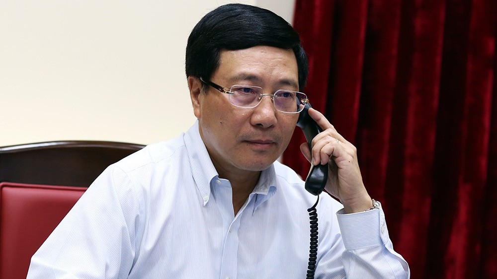 Phó thủ tướng, Bộ trưởng Ngoại giao Phạm Bình Minh điện đàm với Bộ trưởng Ngoại giao Singapore Vivian Balakrishman ngày 7/6.