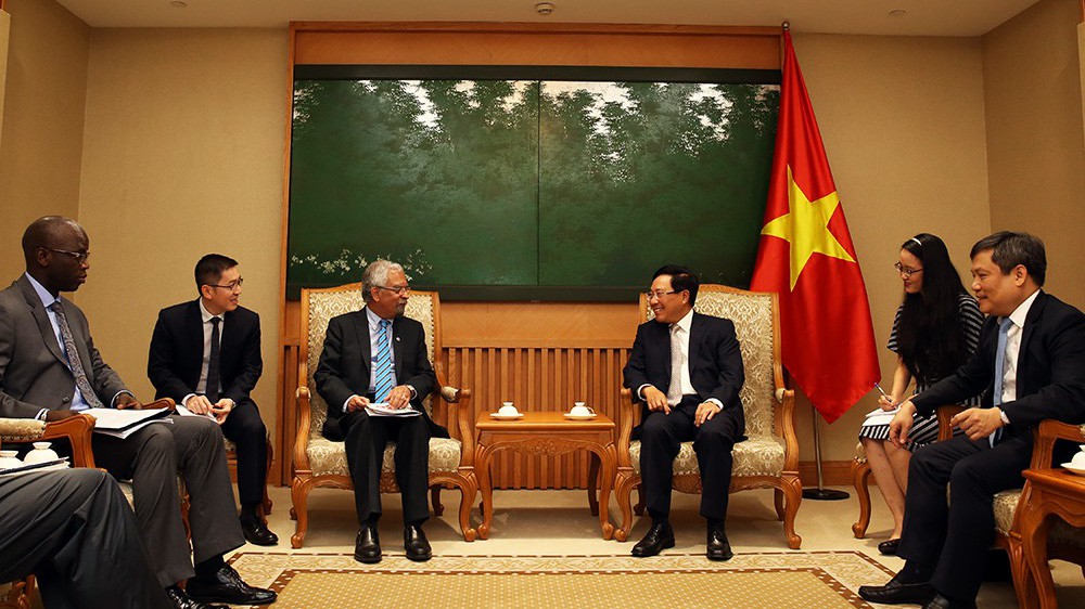 Phó thủ tướng Phạm Bình Minh tiếp Điều phối viên Thường trú Liên hiệp quốc tại Việt Nam Kamal Malhotra và Giám đốc Quốc gia của WB tại Việt Nam Ousmane Dione. Ảnh: VGP/Hải Minh