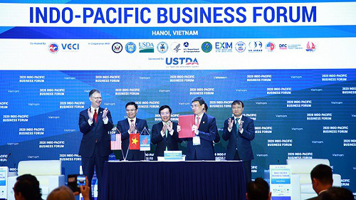 Phó thủ tướng Phạm Bình Minh chứng kiến lễ ký kết các thỏa thuận, biên bản ghi nhớ hợp tác tại diễn đàn sáng 28/10 - Ảnh: VGP.