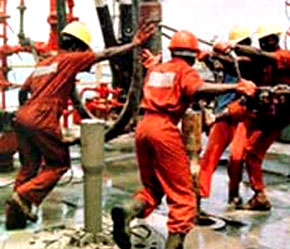 Sự thiếu hụt nhân lực hiện nay trong ngành dầu khí chính là hậu quả của những đợt sa thải lớn trong ngành này khi giá dầu sụt giảm mạnh trong thời kỳ 1982 đến 2000.