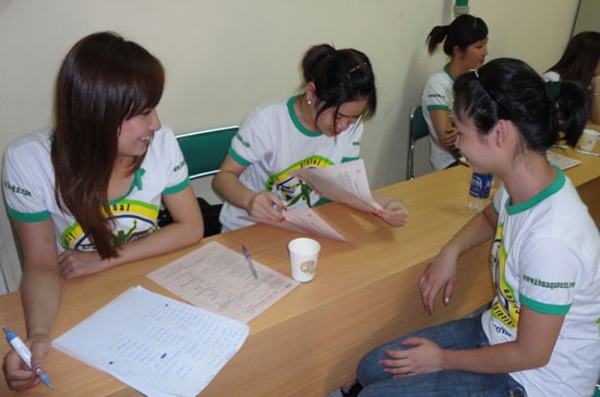 Sinh viên Khoa học ngành Quản lý tham gia tổ chức Ngày hội giọt hồng, một hoạt động của môn học Thực nghiệm.