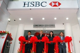 Năm 2009, sau khi trở thành ngân hàng 100% vốn ngoại đầu tiên tại Việt Nam, HSBC đã mở rộng mạng lưới lên 10 điểm giao dịch và 146 máy ATM.