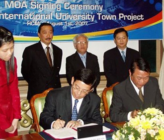 Đại diện của Berjaya ký kết với Ban quản lý Khu đô thị tây bắc Tp.HCM để phát triển dự án 3,5 tỷ USD tại Củ Chi vào năm ngoái.