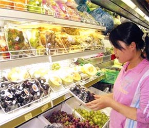 Sống trong một thế giới “nóng” như vậy, việc giá tiêu dùng của nước ta tăng “chóng mặt” cũng là điều dễ hiểu.