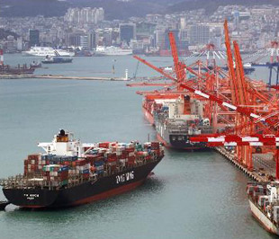 Xuất khẩu của nhiều nước châu Á đang dần phục hồi trở lại - Ảnh: Bloomberg.