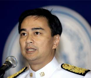 Tân Thủ tướng Thái Lan Abhisit: “Tôi sẽ làm việc cho mọi người dân Thái Lan, những người đã ủng hộ cũng như những người đã chống lại tôi”. 