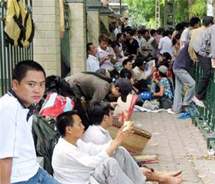 Cảnh xếp hàng chờ làm thủ tục xin visa trước Đại sứ quán Séc - Ảnh: TP.