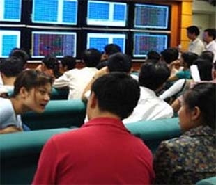 Sự chùng xuống trong giao dịch của khối đầu tư nước ngoài đang được chú ý ở hai phiên đầu tuần này, gắn với giá thiết sự nhiệt tình vừa qua là nhằm mục đích “làm đẹp” báo cáo tài chính - Ảnh: TT.