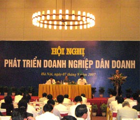 Cộng đồng doanh nghiệp dân doanh hy vọng, sau Hội nghị lần này, tình trạng lộng hành của giấy phép "con" sẽ được loại bỏ - Ảnh: T.Nguyên.