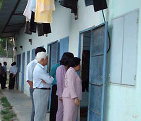 Đến nay, đa phần công nhân ở Hà Nội vẫn ở trong những khu nhà trọ như thế này.