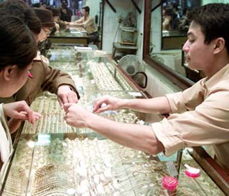 Thị trường vàng "hạ nhiệt", nhưng giá vẫn cao.