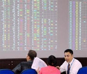 Trên sàn, giá nhiều cổ phiếu đang được xem là đã về gần điểm dừng để mua vào - Ảnh: TT.