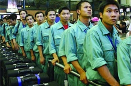 Không chỉ ngặt nghèo trong việc cấp visa mà việc nhập khẩu lao động vào Mỹ cũng được làm rất chặt chẽ.