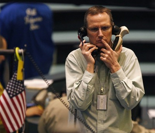 Một nhà môi giới đầu tư vàng tại Sở Giao dịch Thương mại New York, hôm 11/2.  Giá vàng thế giới đêm qua tiếp tục tăng, nhưng không còn tăng mạnh như hai phiên trước do bị cản lại bởi xu thế bán ra hiện thực hóa lợi nhuận của giới đầu tư - Ảnh: Reuters.