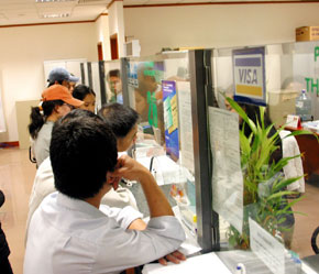 Khách hàng giao dịch ở VCB.