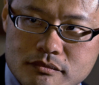 CEO Jerry Yang của Yahoo kiên quyết đòi một mức giá có lợi hơn.